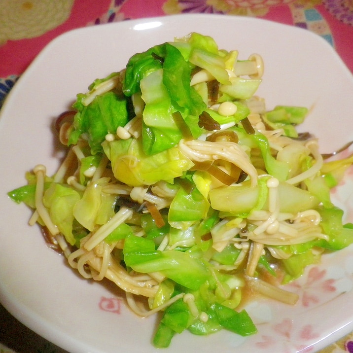 レンジで簡単♪春キャベツとえのきと塩昆布の和え物